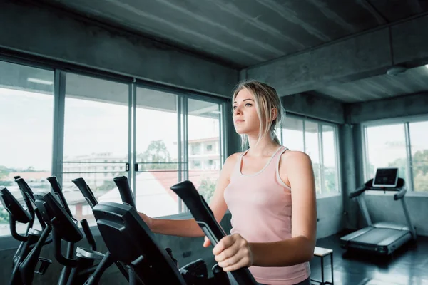 Portrét docela asijské ženy je cvičení ve Fitness tělocvičně, Attra — Stock fotografie