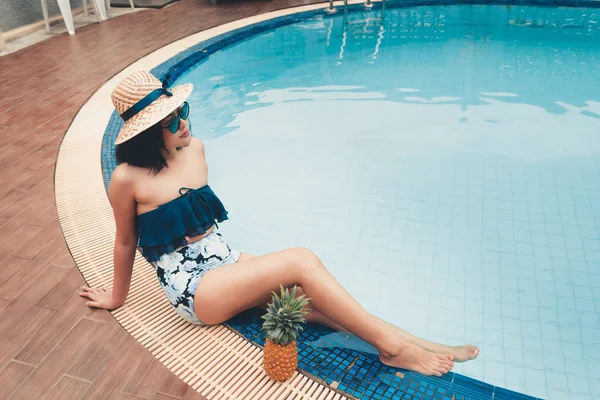 Retrato da bela mulher relaxante na piscina, recreação — Fotografia de Stock