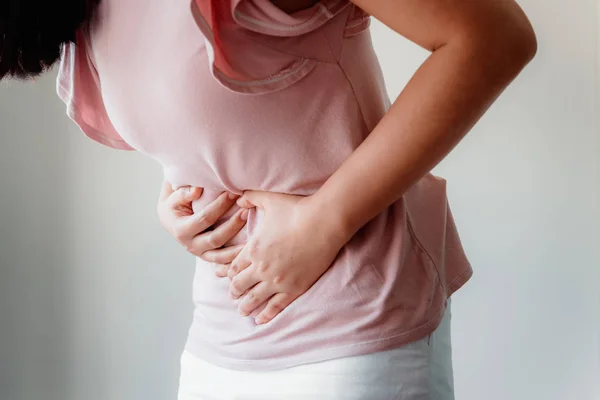 Frau hat Bauchschmerzen oder Menstruationszeit — Stockfoto