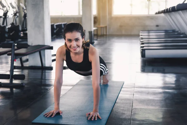 Sporty Woman is Push-Up Exercising in Fitness Gym., Retrato — Foto de Stock