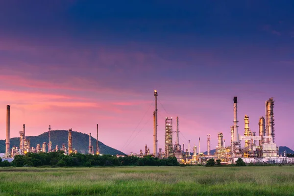 Landschaft der Produktion von Öl- und Gasraffinerien — Stockfoto