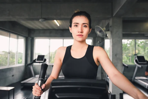 Entrenamiento de mujer Entrenador elíptico Ejercicio en Fitness Club — Foto de Stock