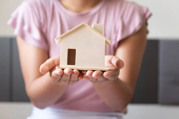 Close-Up Woman Hands is Holding House Modelo, Propriedade Empresarial — Fotografia de Stock