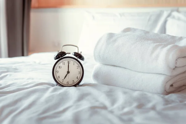 Analog väckarklocka på sovrum i moderna hus, Retro Timer — Stockfoto