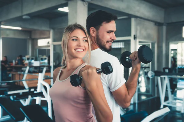 Retrato de amor en pareja en el entrenamiento de fitness con mancuerna — Foto de Stock
