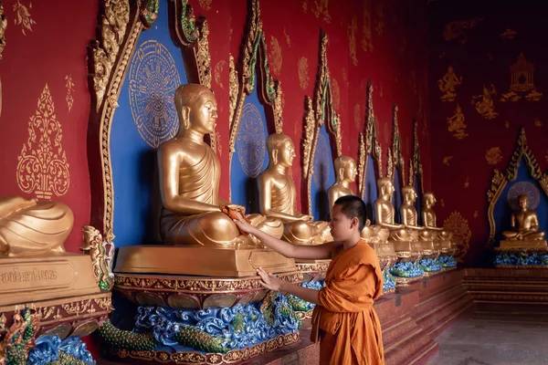 Portrait of Little Novice Monk is Cleaning Statue of The Buddha — Stock Photo, Image