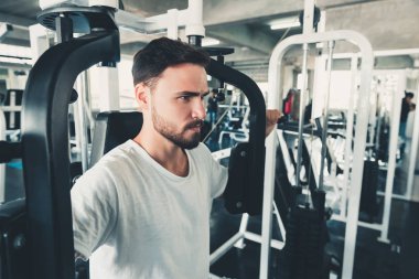 Yakışıklı adam egzersiz ile göğüs Fitness Club makinesidir