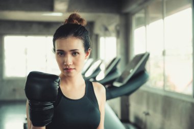 Kadın boksör Fitness Club. eğitim delme, boks kadın portre pratik ayak güzel Asyalı kız yapıyor egzersiz spor salonunda spor giyim ve boks eldivenleri..