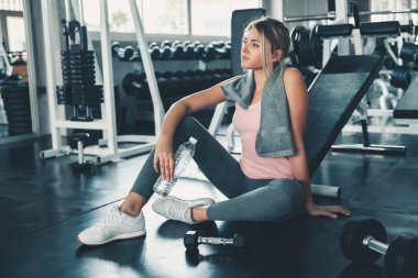 Oldukça Kafkas kadın portresi Fitness kulübünde egzersiz, dinlenme sonra çalışma dışarı koşu koşu bandı aleti spor salonunda, spor kulübü ve sağlıklı kavramı üzerinde çekici kadındır.