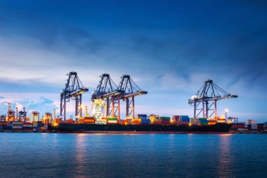 Ulaşım ve Dock Terminal., konteyner ithalat ve ihracat deniz yük taşıma sanayi., bağlantı noktası deniz manzara ve Harbor kargo tersane vinç köprü ile yükleme lojistik nakliye.