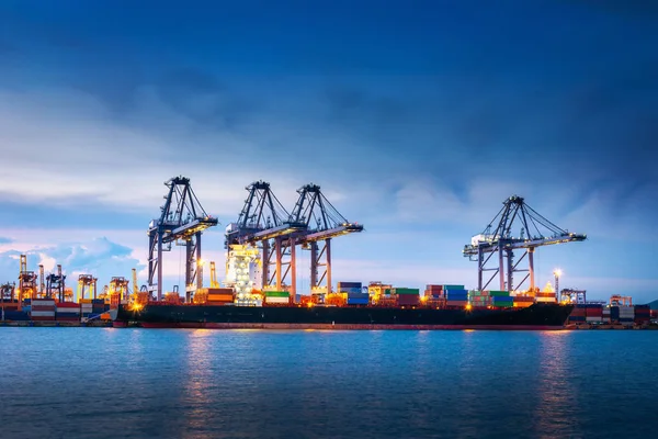 Vervoer en het verschepen logistiek laden Dock Terminal., Container Import en Export van Sea Freight Transport industriële., landschap van maritieme haven en Harbor Cargo scheepswerf met kraan Bridge. — Stockfoto