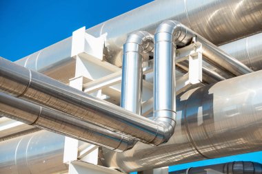 Soğutucu veya buhar boru hattı ve petrol ve gaz sanayi, Rafinerisi fabrikasında petrokimyasal dağıtım boru üretim yalıtım. Tepegöz çelik boru destek ve soğutma sistemi.