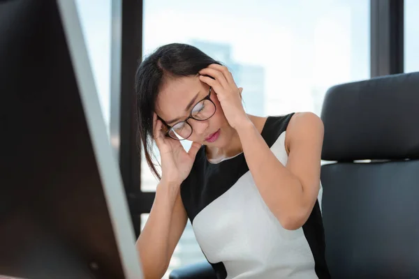 Porträtt av affärs kvinna med huvudvärk under arbetet i Office Workplace, asiatisk kvinna lider av trötthet Office syndrome. Affärs ekonomi och vård koncept. — Stockfoto