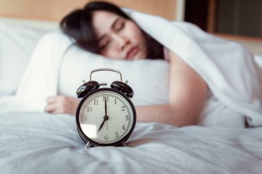 Pretty Young Woman Yatak Odasında Uyku ve Çalar Saat, Güzel Kız Yatağında Uyuyor ve Sabah Rahatlatıcı., Sağlık ve Yaşam Tarzı Kavramı.