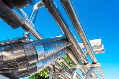 Soğutucu veya buhar boru hattı ve petrol ve gaz sanayi, Rafinerisi fabrikasında petrokimyasal dağıtım boru üretim yalıtım. Tepegöz çelik boru destek ve soğutma sistemi.