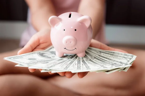 Close-Up Woman Hands está sosteniendo dinero en efectivo y alcancía en su dormitorio, Pink Piggy ahorro, Banca de Negocios y Concepto Financiero . — Foto de Stock