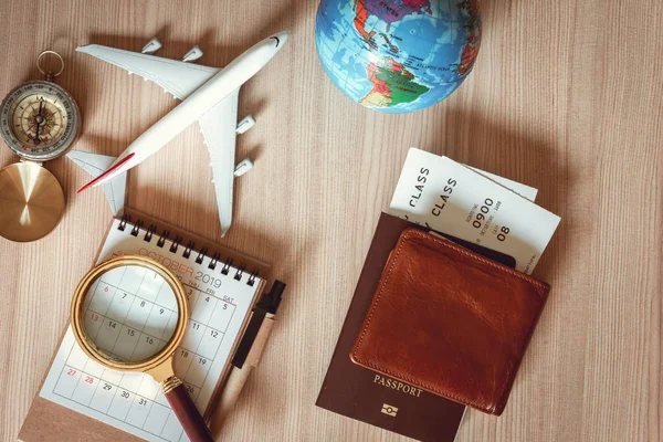 Gezinti keşfetmek yolculuk planlama., seyahat hedef ve sefer planı tatil gezisinde...., Top Tablo düzeni Büyüteç, takvim, pusula, uçak model ve küresel model görünümü.