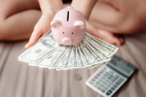 Close-Up Woman Hands está sosteniendo dinero en efectivo y alcancía en su dormitorio, Pink Piggy ahorro, Banca de Negocios y Concepto Financiero . — Foto de Stock