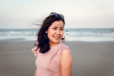 Güzel kadın portresi zevk ve tatil zamanında sahilde rahatlatıcı, gün batımı sırasında kum plajında seyahat tatil Asya kız mutluluk duygu. Boş zaman etkinlikleri ve yaşam tarzı.