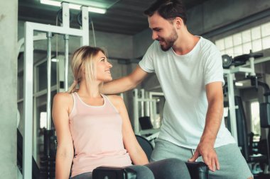 Bodybuilder Ekipmanları ile Fitness Eğitim Çift Love Portresi., Genç Çift Kafkas Spor Kulübü Birlikte Çalışma ve Eğitim., Spor ve Sağlıklı Konsept.
