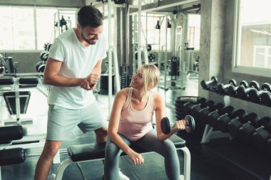 Çift aşık Fitness Eğitim Dumbbell ile ekipman., genç çift beyaz portresi vardır çalışma dışarı ve birlikte eğitim spor kulübü., spor ve sağlıklı kavramı.