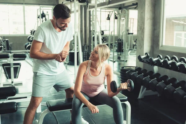 Retrato del amor de pareja en el entrenamiento de fitness con equipo de mancuerna., Pareja joven caucásica están haciendo ejercicio y entrenando juntos en el gimnasio Club., Deporte y concepto saludable . — Foto de Stock