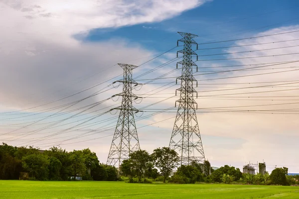 Electricidad Poste para líneas de transmisión Red, Medio Ambiente y Concepto de Energía . — Foto de Stock