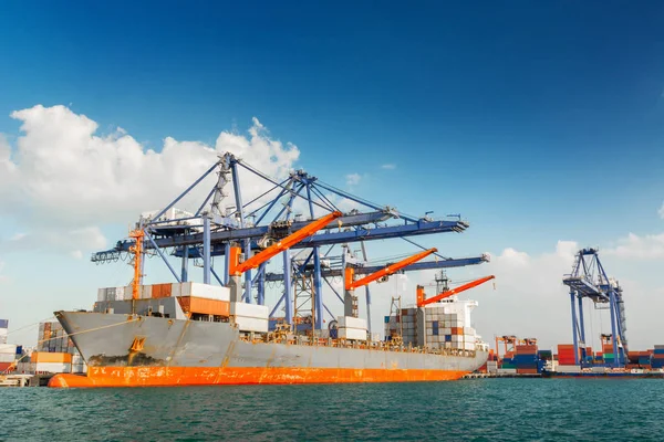 Vervoer en het verschepen logistiek laden Dock Terminal., Container Import en Export van Sea Freight Transport industriële., landschap van maritieme haven en Harbor Cargo scheepswerf met kraan Bridge. — Stockfoto