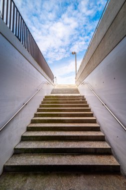 Metro İstasyonunda Çıkış ve Giriş Merdivenleri, Modern Mimari ve Yapı Merdivenperspektifi.