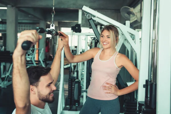 Retrato de amor de casal no treinamento de fitness com equipamentos de musculação., Casal jovem caucasiano estão trabalhando e treinando juntos no clube de ginástica., Esporte e conceito saudável . — Fotografia de Stock