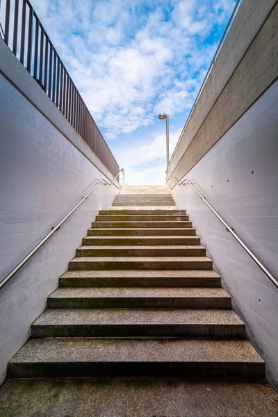 Escada para Saída e Entrada na Estação de Metrô, Arquitetura Moderna e Perspectiva da Escadaria Estrutural . — Fotografia de Stock