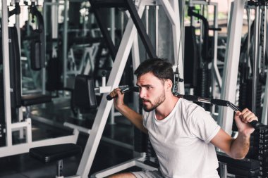 Yakışıklı adam Fitness Club kaldırma makinesi Ile egzersiz, güçlü adam portre spor salonunda kalori yakma çalışma yapıyor., sağlıklı ve fitness Lifestyle Concept.