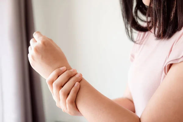 Крупним планом жіночі руки масажують її зап'ястя, молодий дорослий має руки болить після домашньої роботи. Концепція охорони здоров'я та медицини . — стокове фото