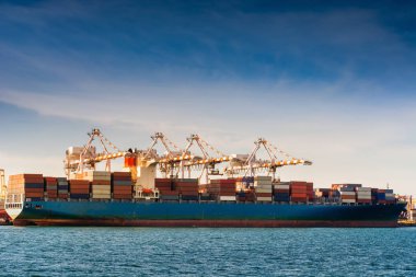 Ulaşım ve Dock Terminal., konteyner ithalat ve ihracat deniz yük taşıma sanayi., bağlantı noktası deniz manzara ve Harbor kargo tersane vinç köprü ile yükleme lojistik nakliye.