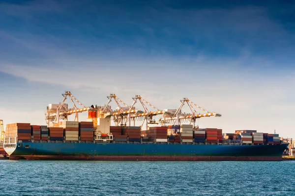 Vervoer en het verschepen logistiek laden Dock Terminal., Container Import en Export van Sea Freight Transport industriële., landschap van maritieme haven en Harbor Cargo scheepswerf met kraan Bridge. — Stockfoto