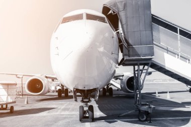 Biniş Saatinde Taksi Yolunda Yolcu Uçağı, Terminal Kalkışta Uçak Aracı, Ön Görüş Çekimi.