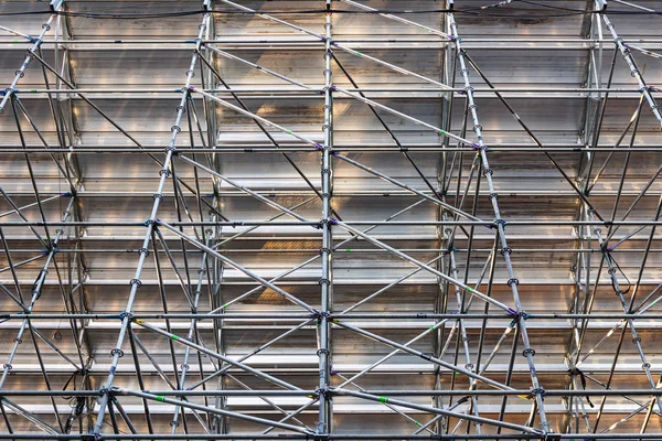 Instalação do quadro de aço do andaime no local de construção, elemento do andaime, ereção da estrutura . — Fotografia de Stock