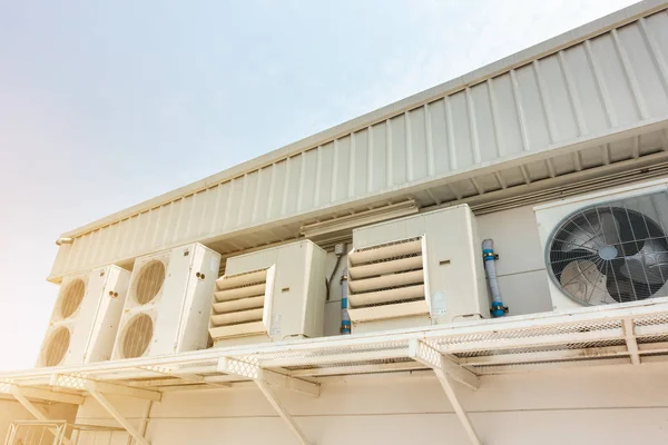 Установка компрессора для кондиционирования воздуха снаружи здания, система охлаждения воздуха в супермаркете . — стоковое фото