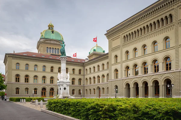Architektonisches zeitgenössisches Gebäude des Schweizer Parlaments, Hauptstadt in bern, Schweiz. Reiseziel. — Stockfoto