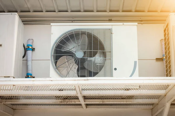 Luftkonditionering kompressor installation utanför byggnaden, luftkylning system för stormarknad butik. — Stockfoto