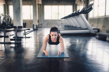 Sporty Woman Planking Egzersiz veya Yoga Fitness Kulübü Pratik, Genç Kadın Portresi Spor Salonu, Spor ve Sağlıklı Konsept Dışarı Çalışıyor.