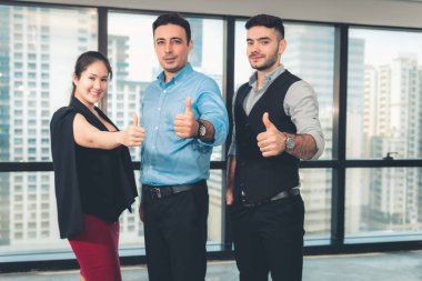 İş Takım Çalışması Thumbs Up ve Kamera bakarak, İş İnsanlar Yakından Portre Memnuniyeti Tutum için Yukarı Eller Yükselt gösteren vardır. İş Başarısı ve Birlik kavramı.