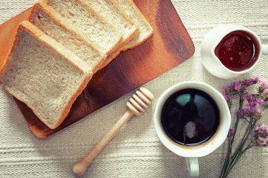 Sıcak Kahve ile Ev Yapımı ve Kahvaltılık Yemekler, Sofrada Kepekli Ekmek ve Bal., Sabah Ları Lezzetli Menü, En İyi Yiyiş Konsepti.