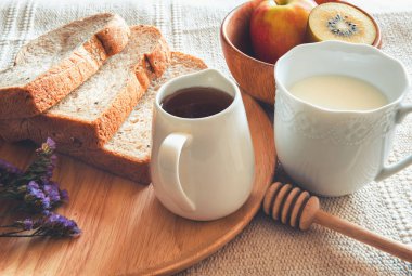 Sıcak Sütlü Ev Yapımı ve Kahvaltılık Yiyecekler, Sofrada Tam Buğday Ekmeği, Elma, Kivi Ve Bal., Sabah Nefis Menü, En İyi Yiyiş Konsepti.