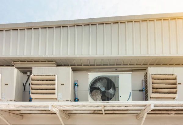 Instalação do compressor do ar condicionado fora do edifício, sistema de refrigeração do ar para a loja do supermercado . — Fotografia de Stock