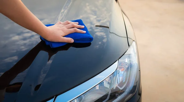Kadın Elinin Yakın Çekimi Otomobilini Mikrofiber Bez, Araç Servis ve Bakım Konsepti ile Temizliyor. — Stok fotoğraf