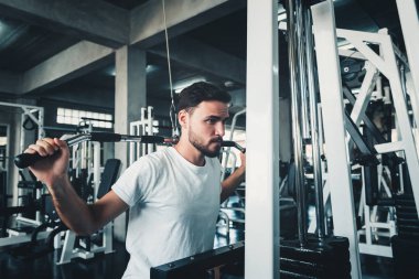 Yakışıklı adam Fitness Club kaldırma makinesi Ile egzersiz, güçlü adam portre spor salonunda kalori yakma çalışma yapıyor., sağlıklı ve fitness Lifestyle Concept.