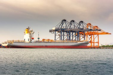 Ulaşım ve Dock Terminal., konteyner ithalat ve ihracat deniz yük taşıma sanayi., bağlantı noktası deniz manzara ve Harbor kargo tersane vinç köprü ile yükleme lojistik nakliye.