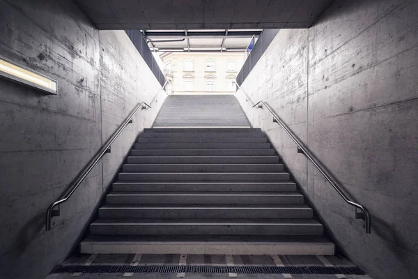 Escadaria para Saída e Entrada à Estação de Metrô, Arquitetura Moderna Perspectiva de Estrutura Escadaria, Via de Acesso de Trânsito Subterrâneo . — Fotografia de Stock