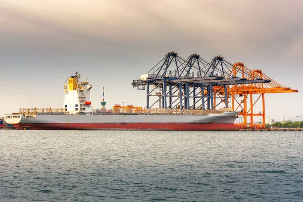 Transport och frakt logistik laddar dockan Terminal., Container Import och Export av Sea Freight Transport industri., landskap i Port maritima och Harbor last skeppsvarv med Crane Bridge. — Stockfoto